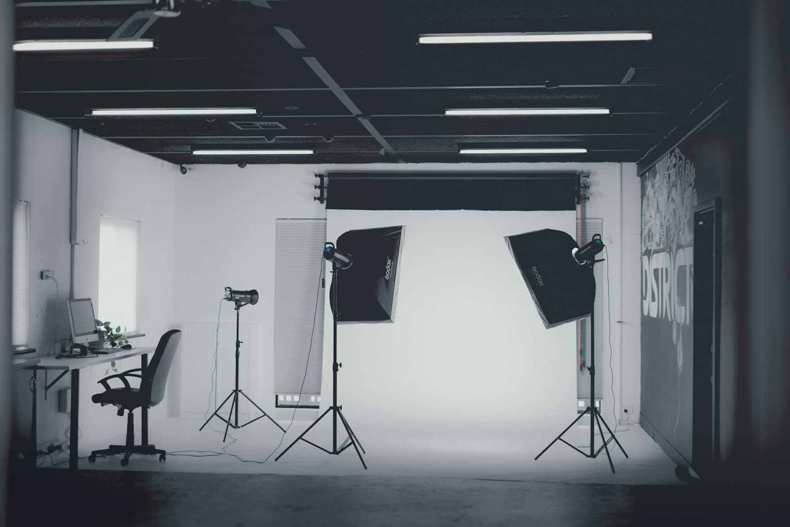 Studio fotografie me sfond të bardhë